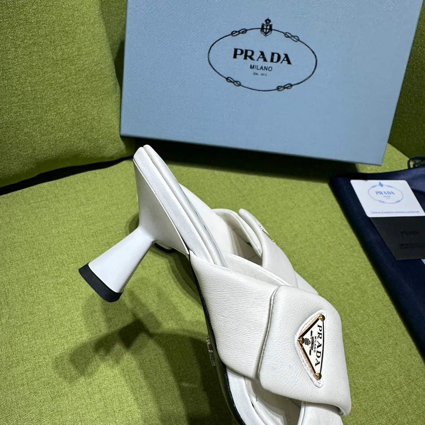 👟👟Ex-factory price 540👟👟 Prada 25ss new style for early spring🔥🔥✨ 🌟 Recommended by major bloggers in Xiaohongshu, developed 1-1 to highlight classic charm. Open molded outsole. Imported mixed breed sheep lining. This sandal embodies a modern design with Nappa leather, a soft-touch padding that accentuates the silhouette. Decorated with an enameled triangle metal logo for added recognition. Enamel-coated metal triangle logo Leather sole decorated with metal letter logo Lacquered heel, height 65 mm Size: 35 to 42 (40-42 customized, non-refundable)